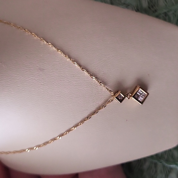 Jewelry - Diamond pendent with chain, 1/4 ctw diamonds, 18" chain, 14k yellow gold